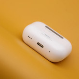 هدفون بلوتوثی ریمکس مدل CozyPods W30N دارای نویز کنسلینگ فعال (ANC)، درگاه شارژ USB Type-C، دارای نمایشگر روی صفحه محفظه شارژ
