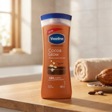 لوسیون بدن وازلین مدل Cocoa Glow حجم 400 میلیلیتر نرم کننده و آبرسان پوست خشک و حساس با عصاره کاکائو و شی باتر، حاوی ویتامین E، حفظ نرمی و لطافت پوست و جلوگیری از خشکی و خارش