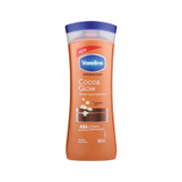 لوسیون بدن وازلین مدل Cocoa Glow حجم 400 میلیلیتر نرم کننده و آبرسان پوست خشک و حساس با عصاره کاکائو و شی باتر، حاوی ویتامین E، حفظ نرمی و لطافت پوست و جلوگیری از خشکی و خارش